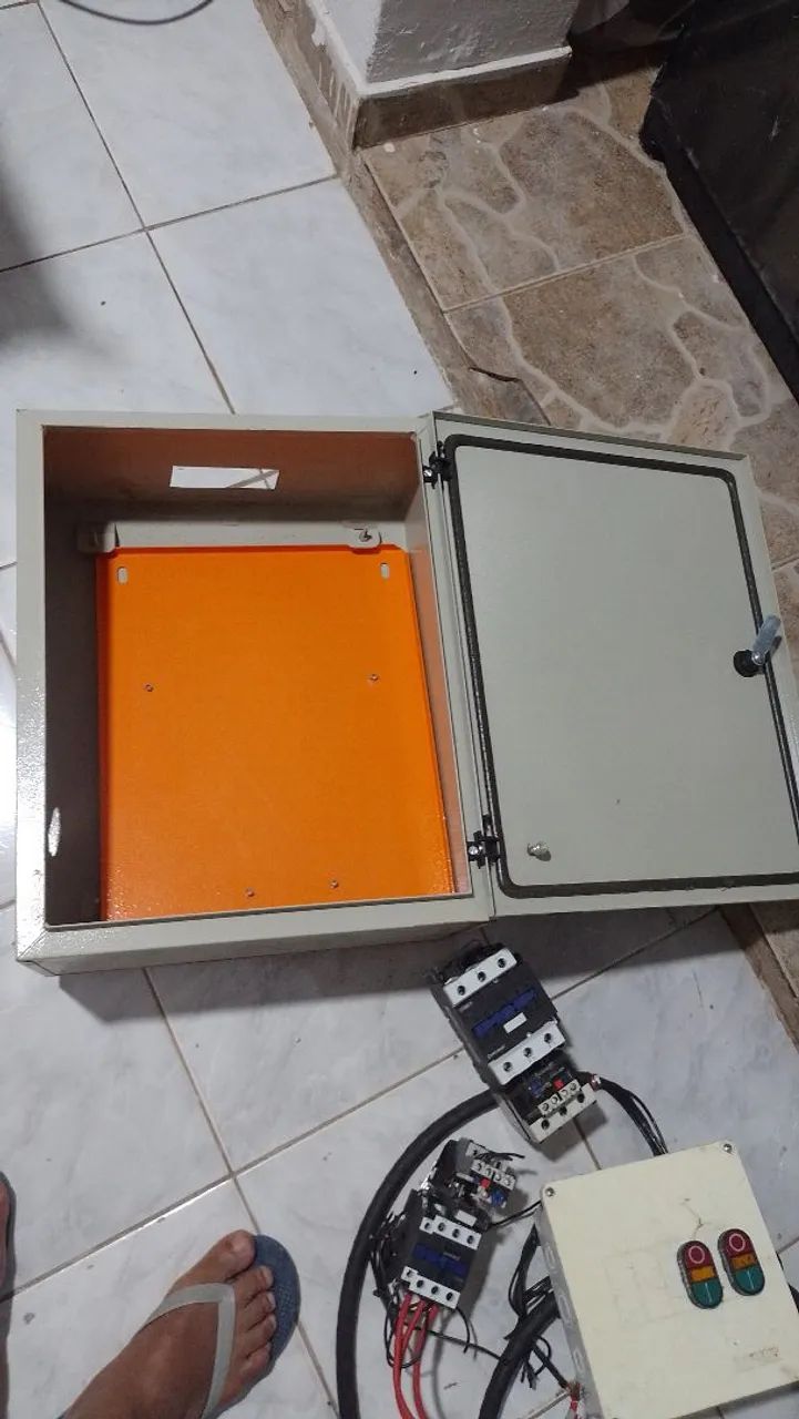 Caixa e contactor e já vai com as conector 