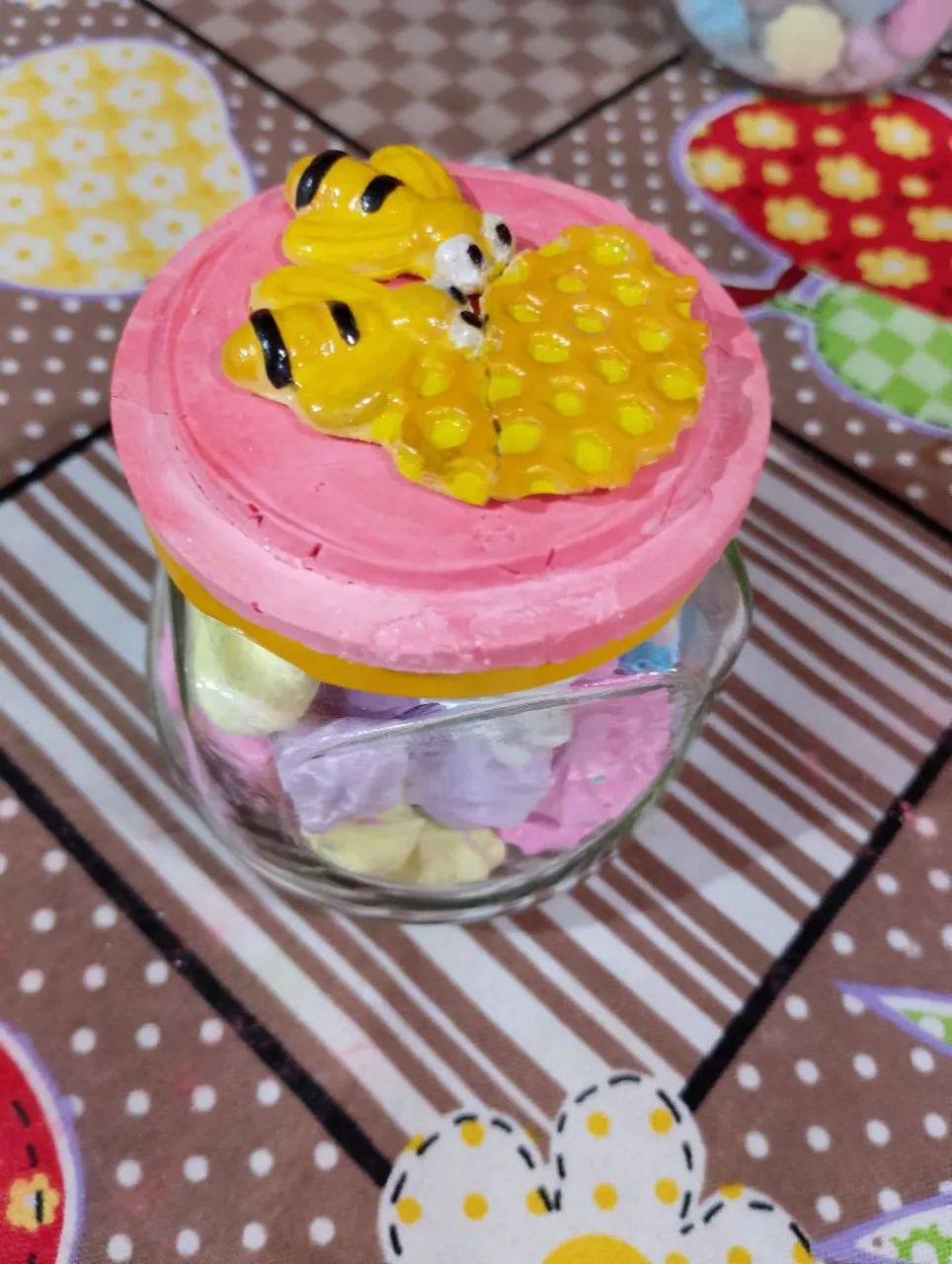 Vidro com decoração de gesso + mini suspiros + sacolinha dia das mães 