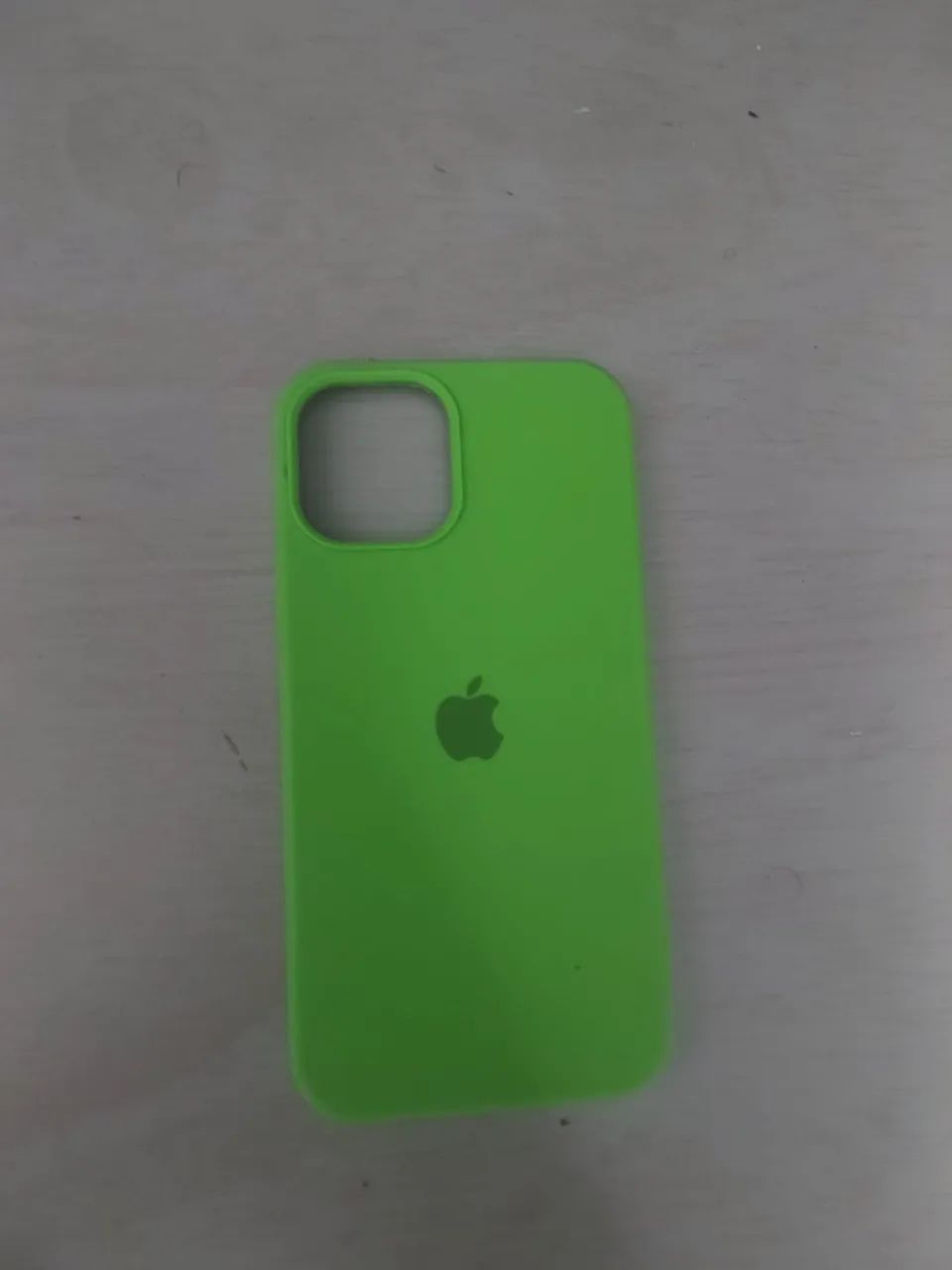 Título: Capinha iPhone 12 Silicone Verde - Nova (Nunca Usada