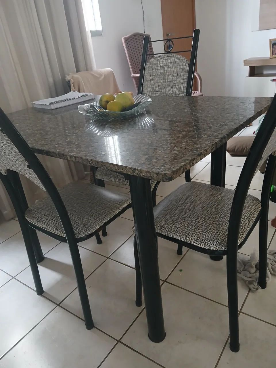 Mesa de mármore com 4 cadeiras preta. - Foto 4