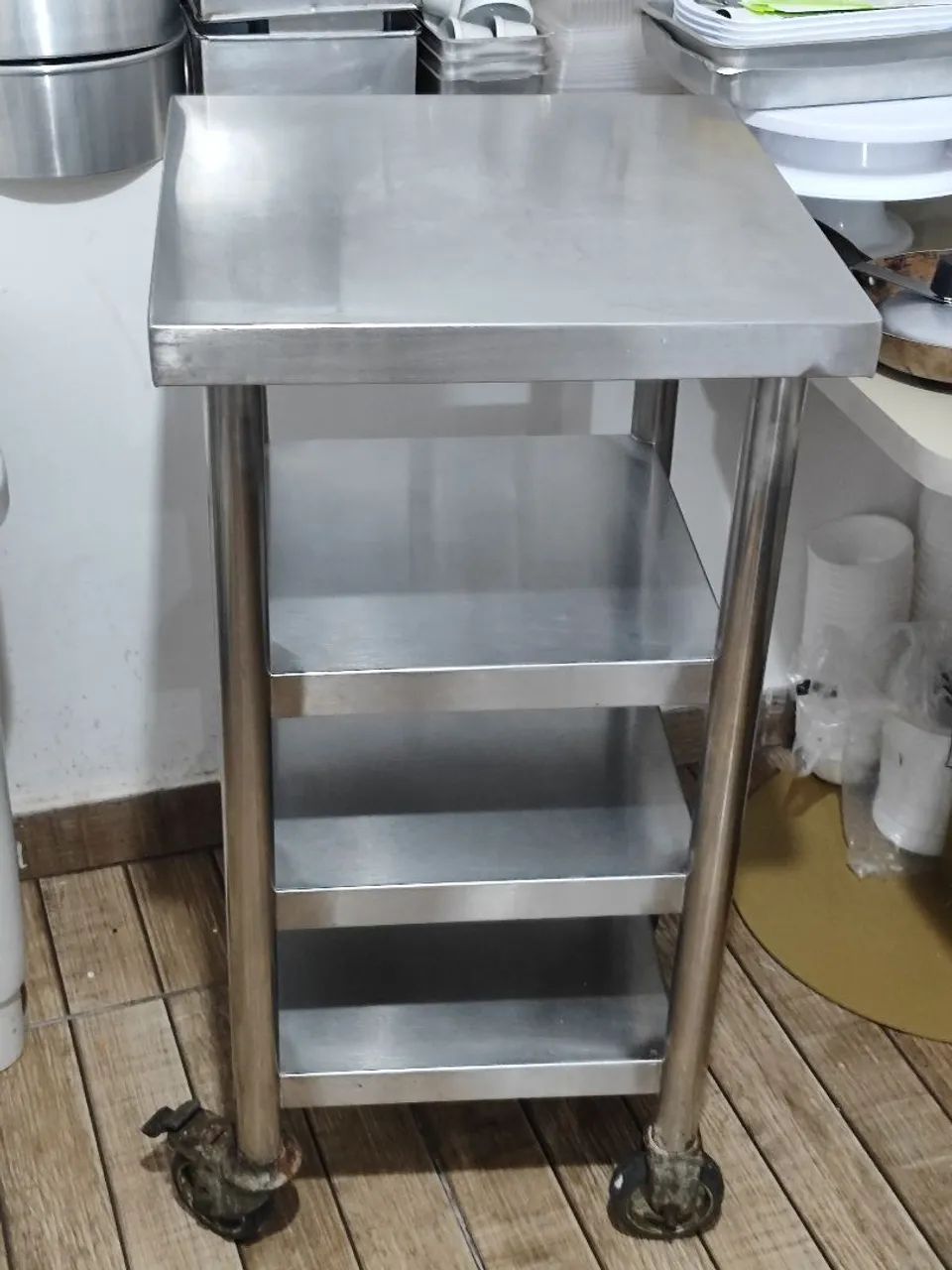 Bancada inox com rodinhas e prateleiras  - Foto 2