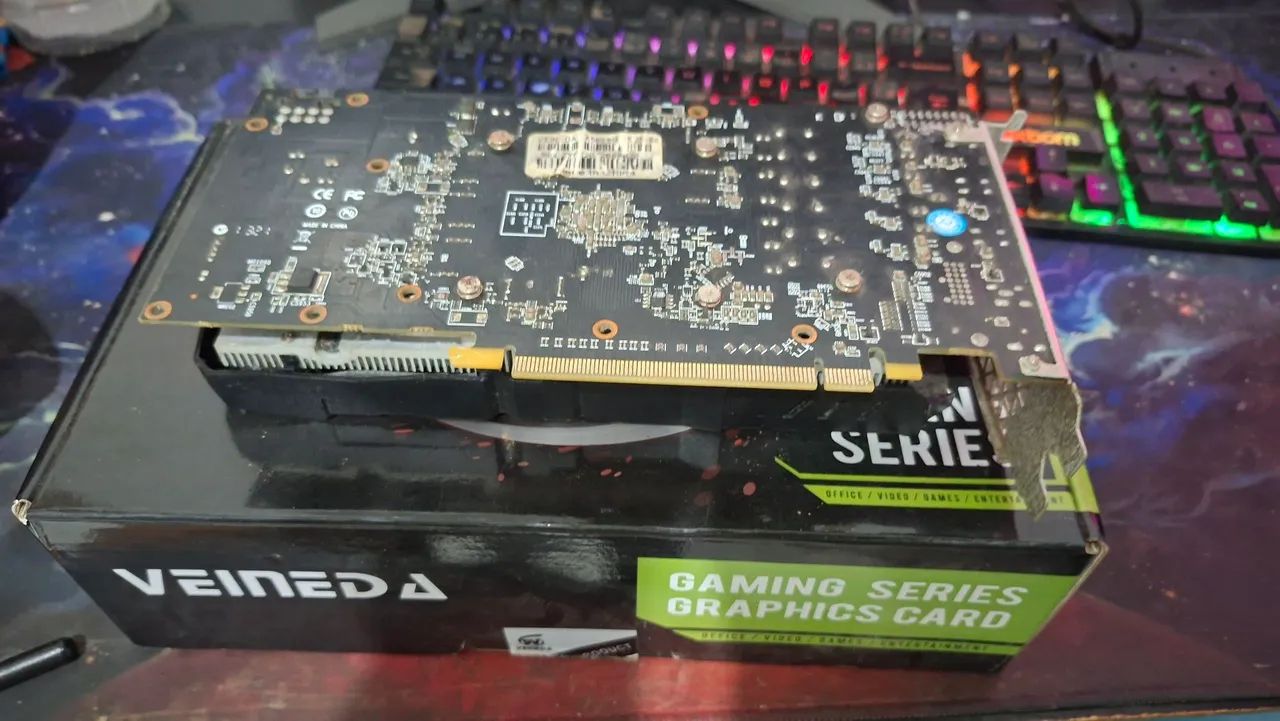 Placa de Vídeo AMD Veineda - COM DEFEITO / PARA RETIRADA DE PEÇAS