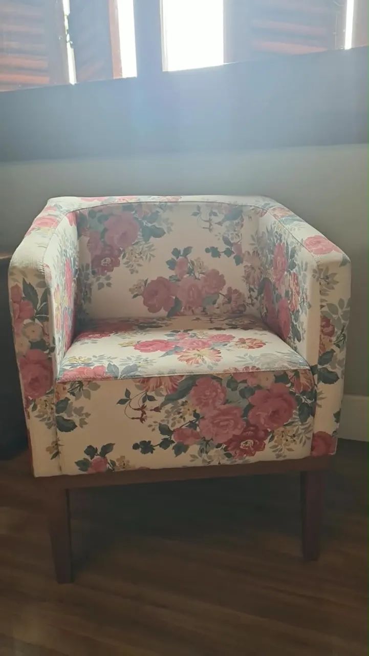 Par de Poltronas Floral Estampa Rosas - Madeira Maciça - Conservadas - Foto 3