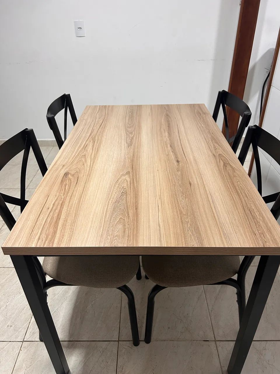 Mesa 4 cadeiras apenas 1 ano e meio de uso