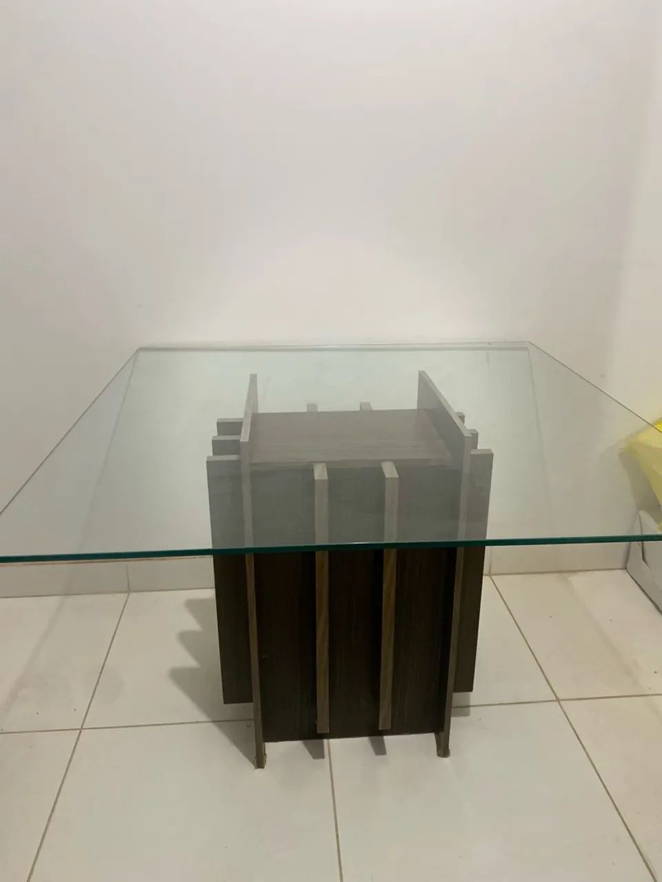 Vendo Mesa c/ Tampo de vidro