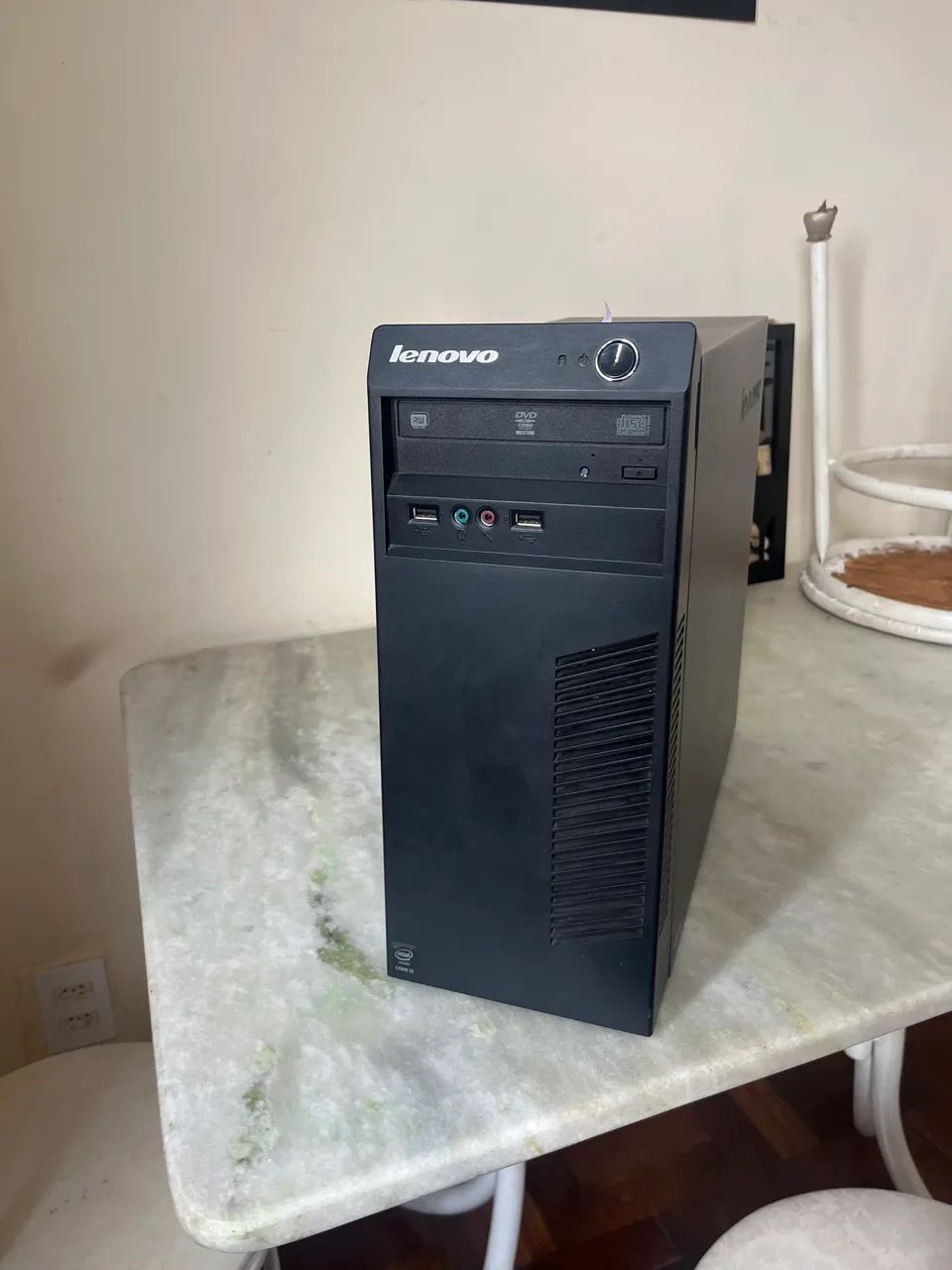 Gabinete Lenovo, perfeito para escritório ou caixa 