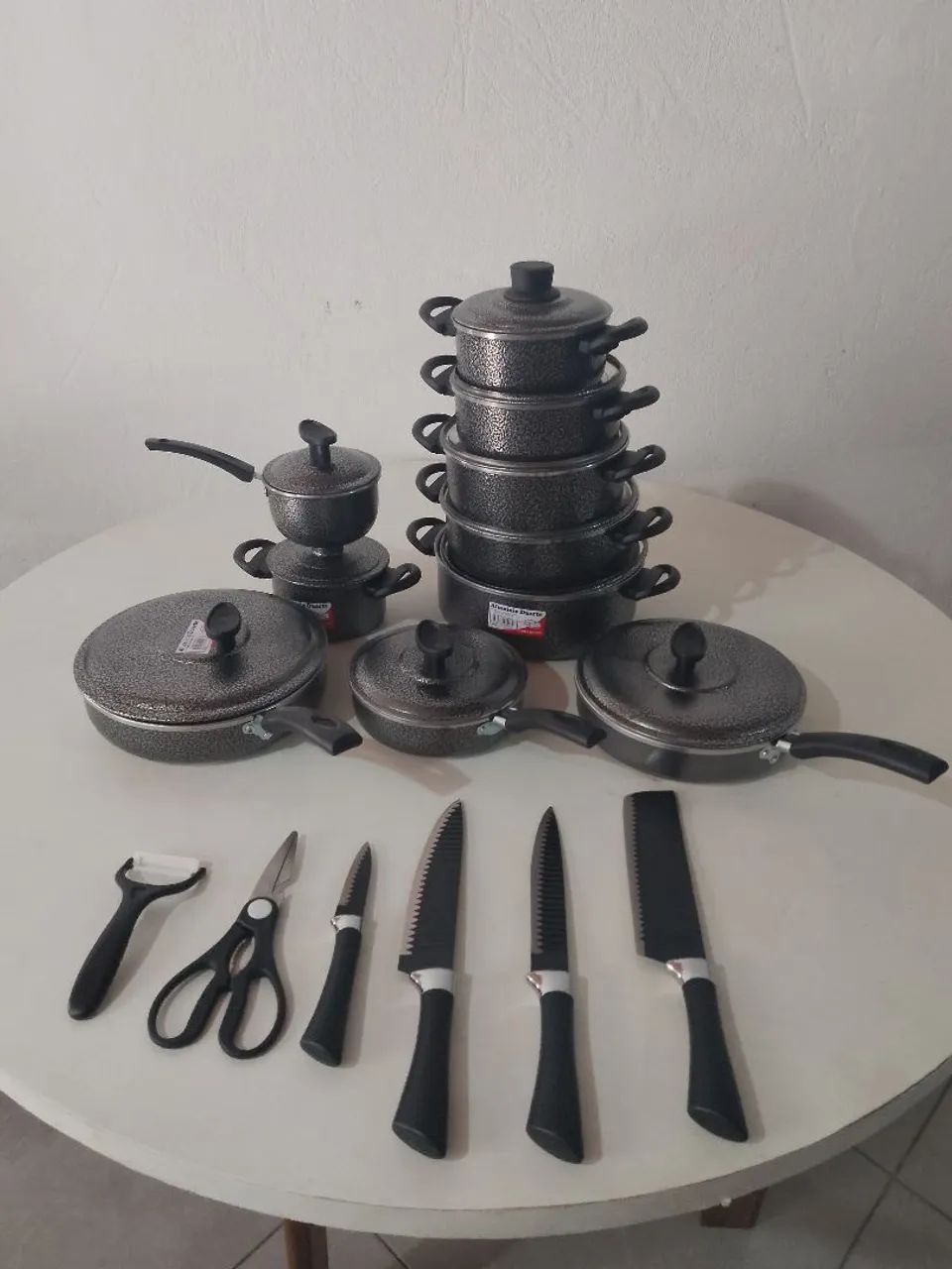 Kit com 9 panelas mais jogo de faca de brinde 