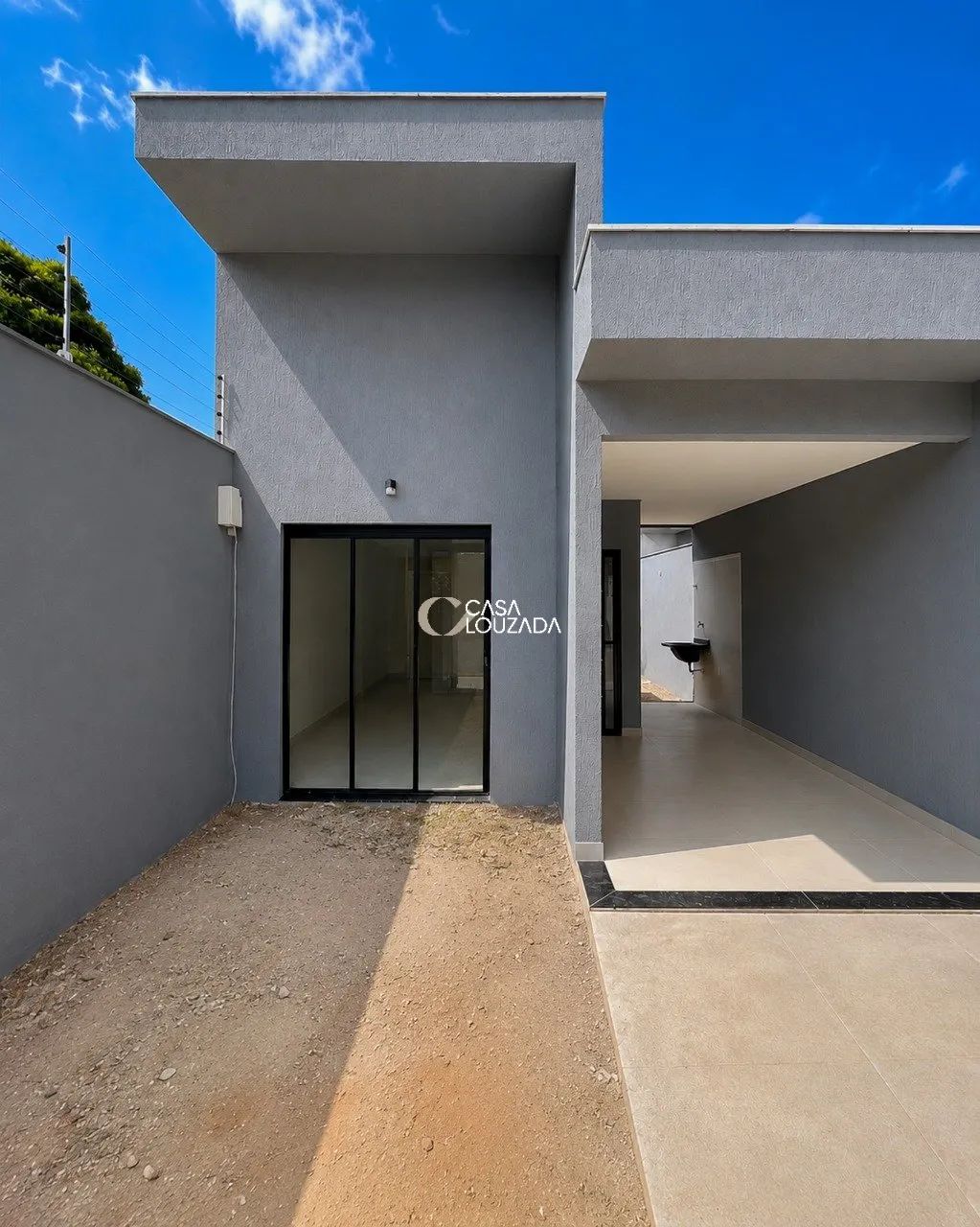 Casa linear 03 quartos com quintal em Riviera da Barra