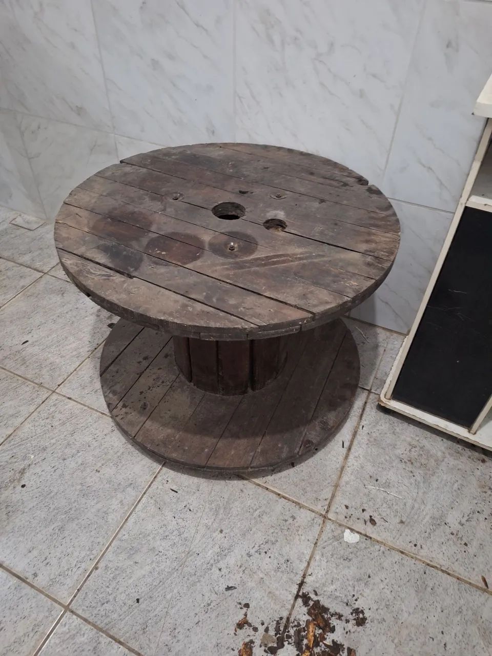 Carretel de madeira com rodas