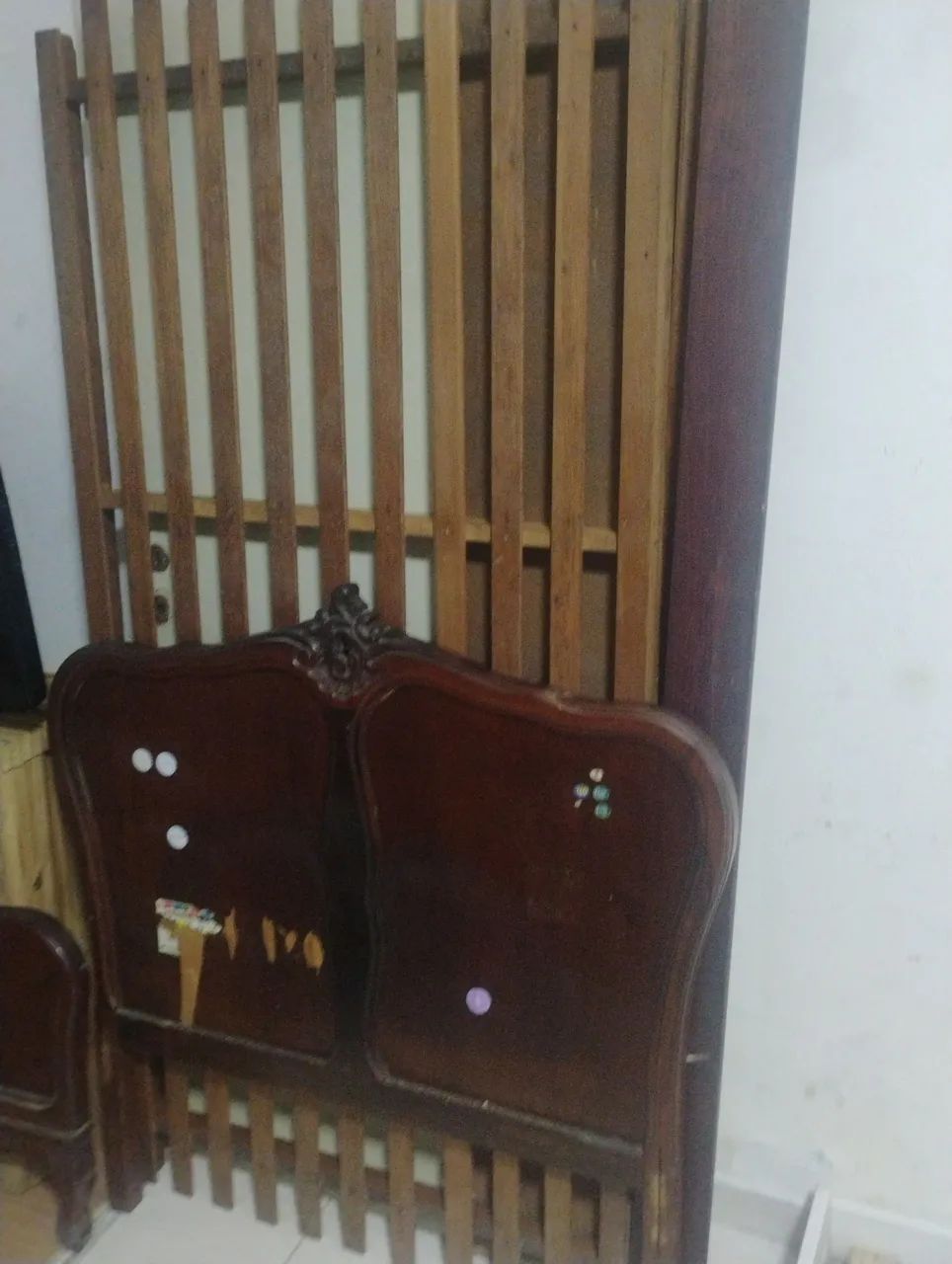 Cama de solteiro antiga 