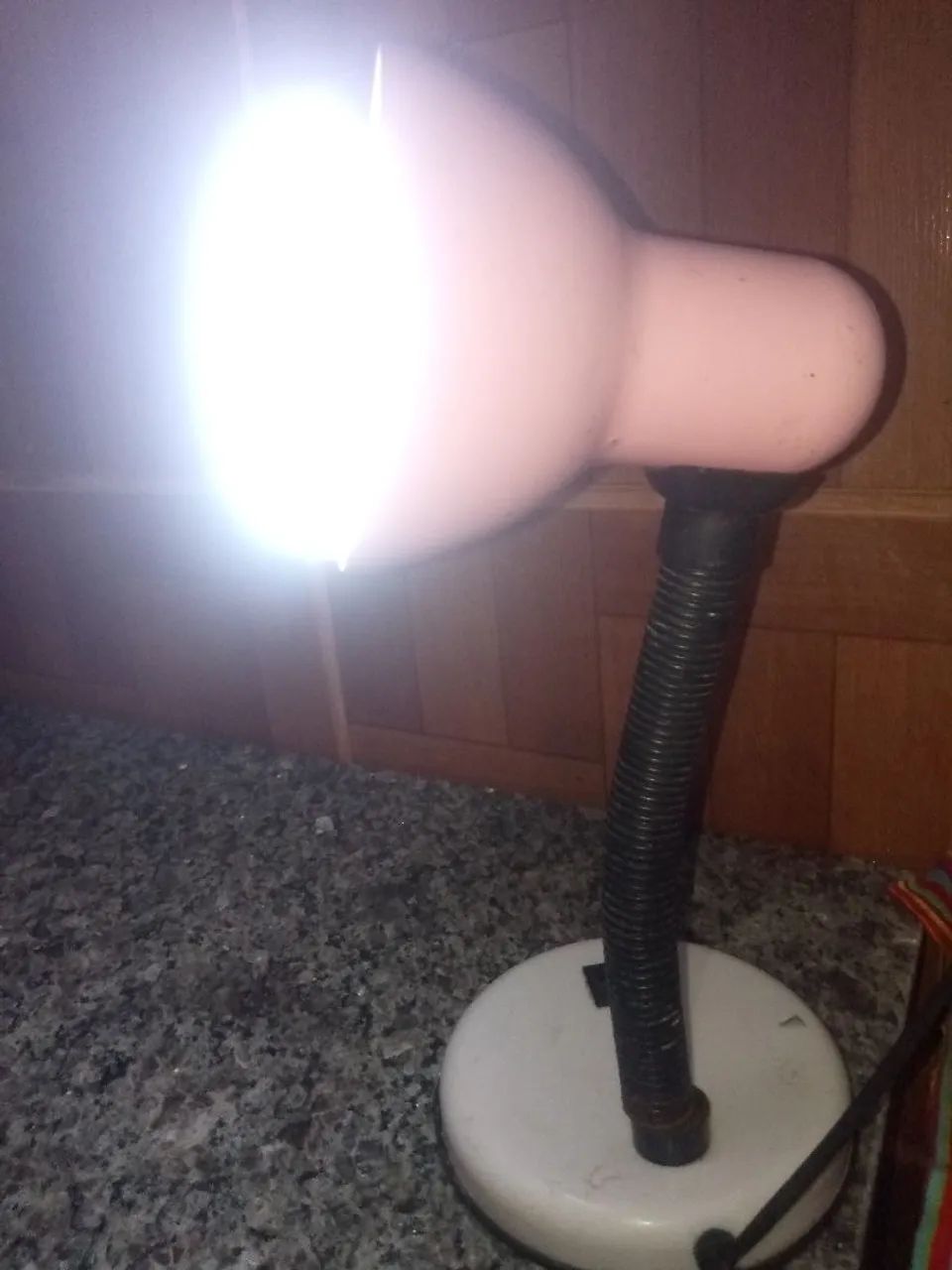 Luminária com Bluetooth 