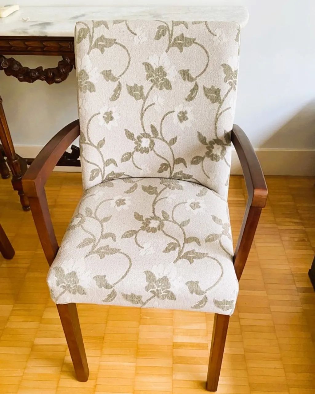 Par de poltronas com estofamento em tecido floral - Foto 3