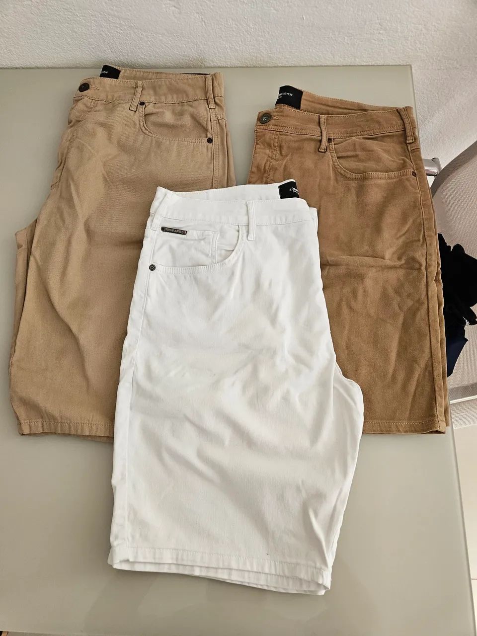 Kit com 3 bermudas de sarja da Forum 