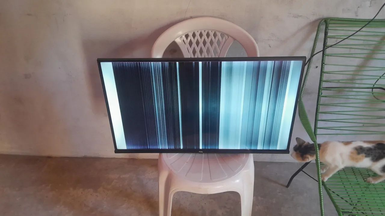 Vendo TV Semp TCL 32 polegadas com defeito no display não sei quanto custa pra arrumar  - Foto 2