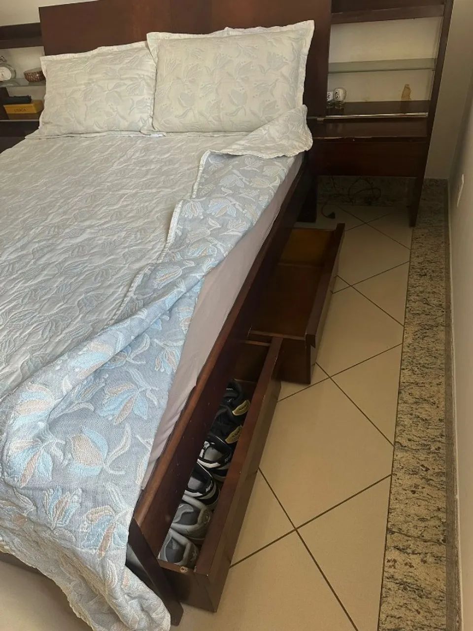 Cama de Casal Madeira Imbuia Cabeceira Gavetas e Mesa de Cabeceira - Foto 2