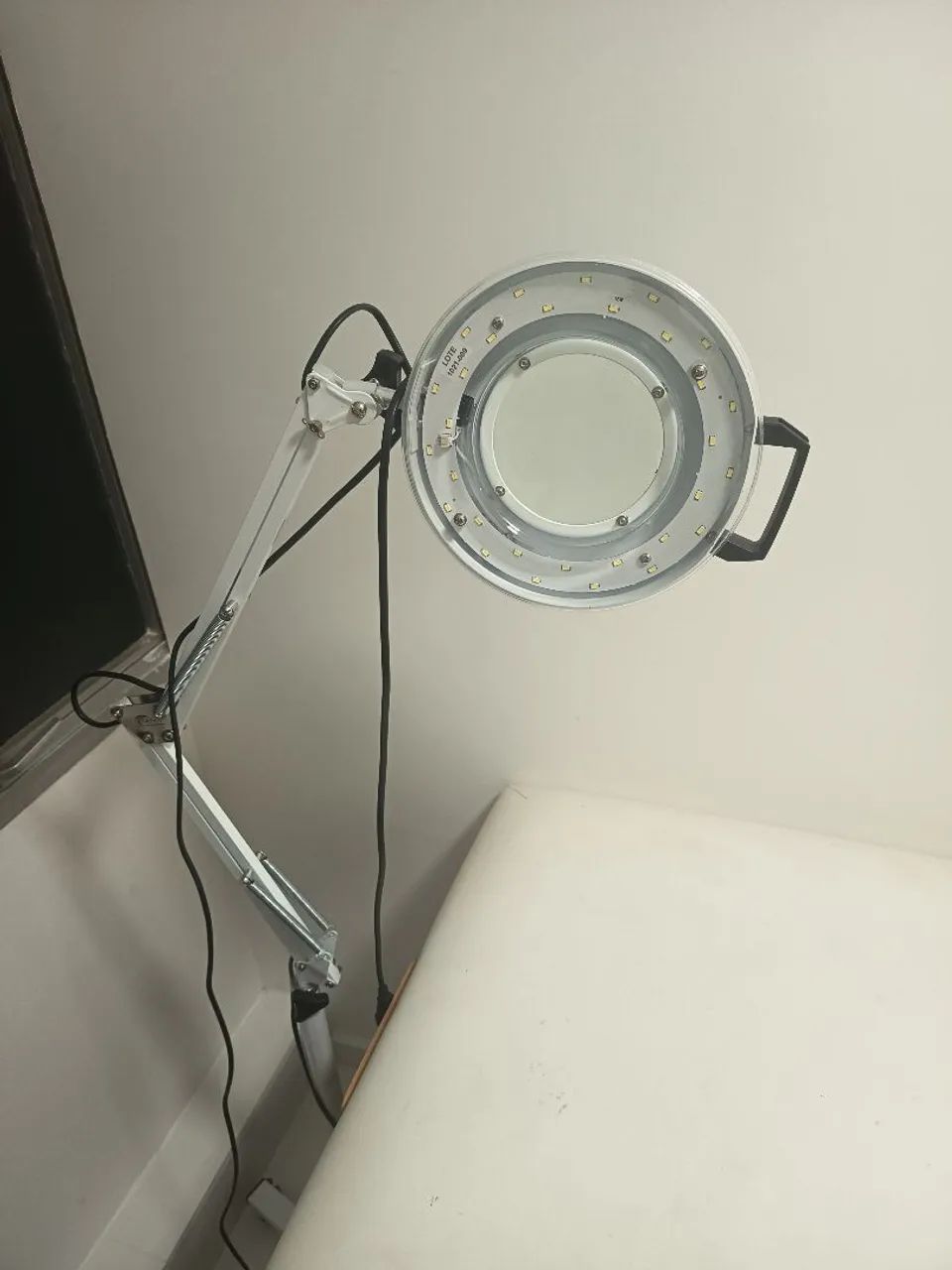 Lupa e luminária LED Estek