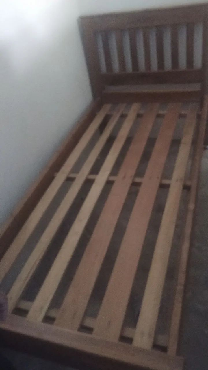 Vendo cama de solteiro em madeira  - Foto 3