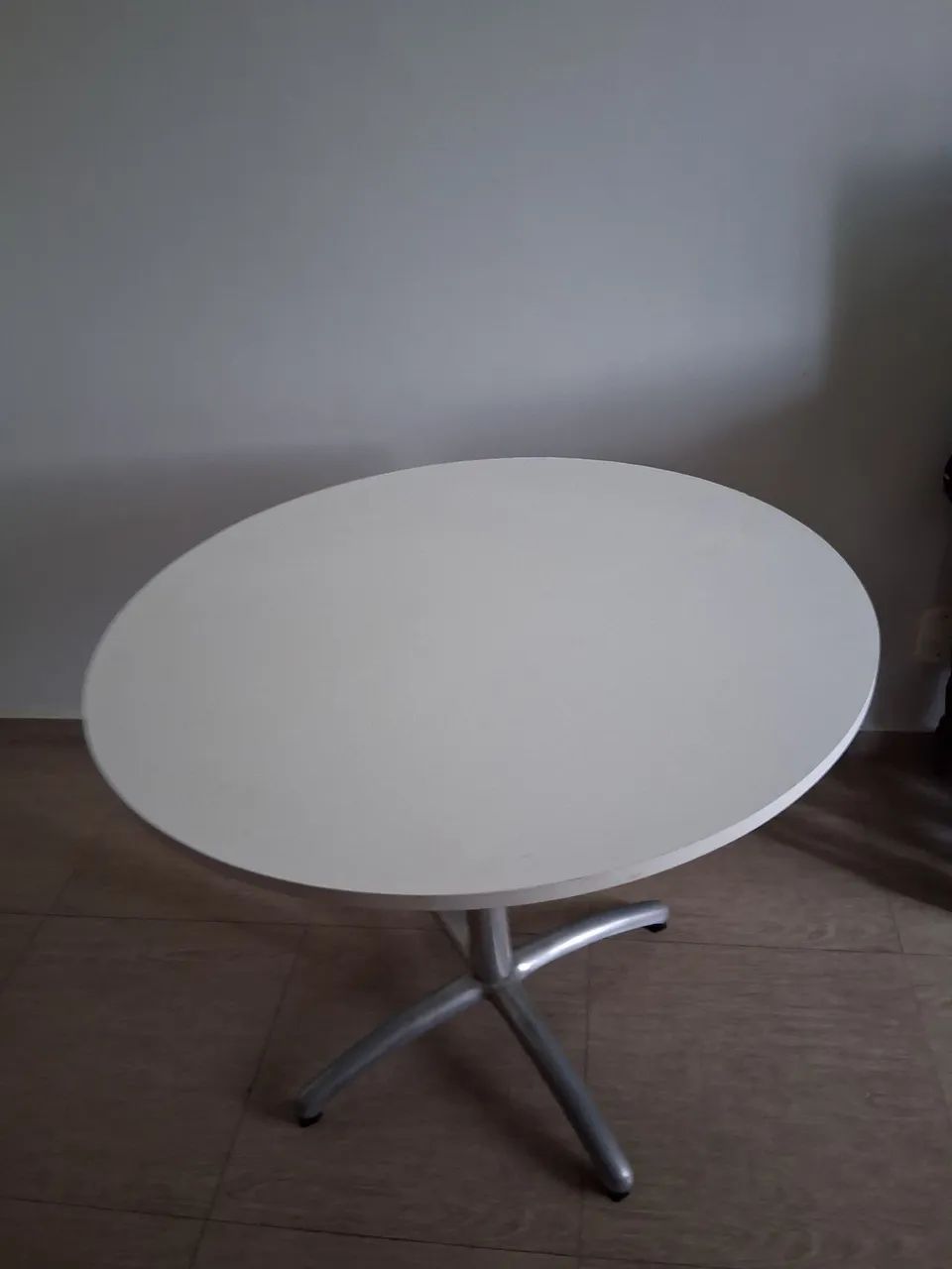 Mesa redonda com base de alumínio 