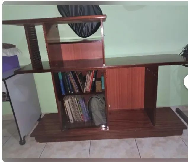 estante de madeira de quarto com porta de vidro