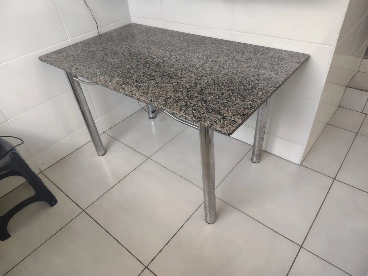 Mesa Granito pés cromados 