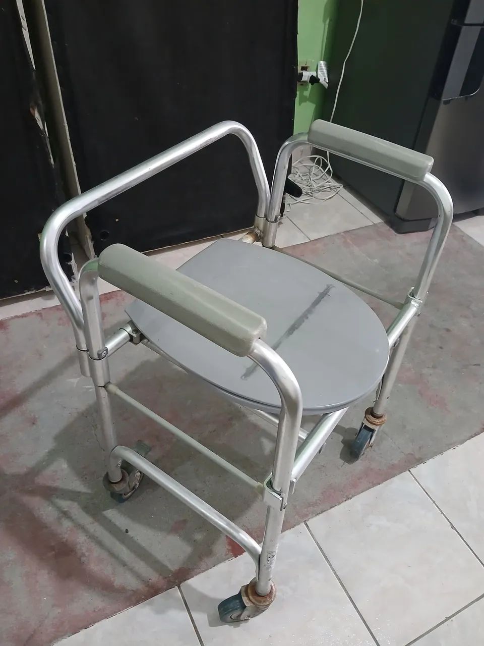 Cadeira de banho  td em alumínio  - Foto 5