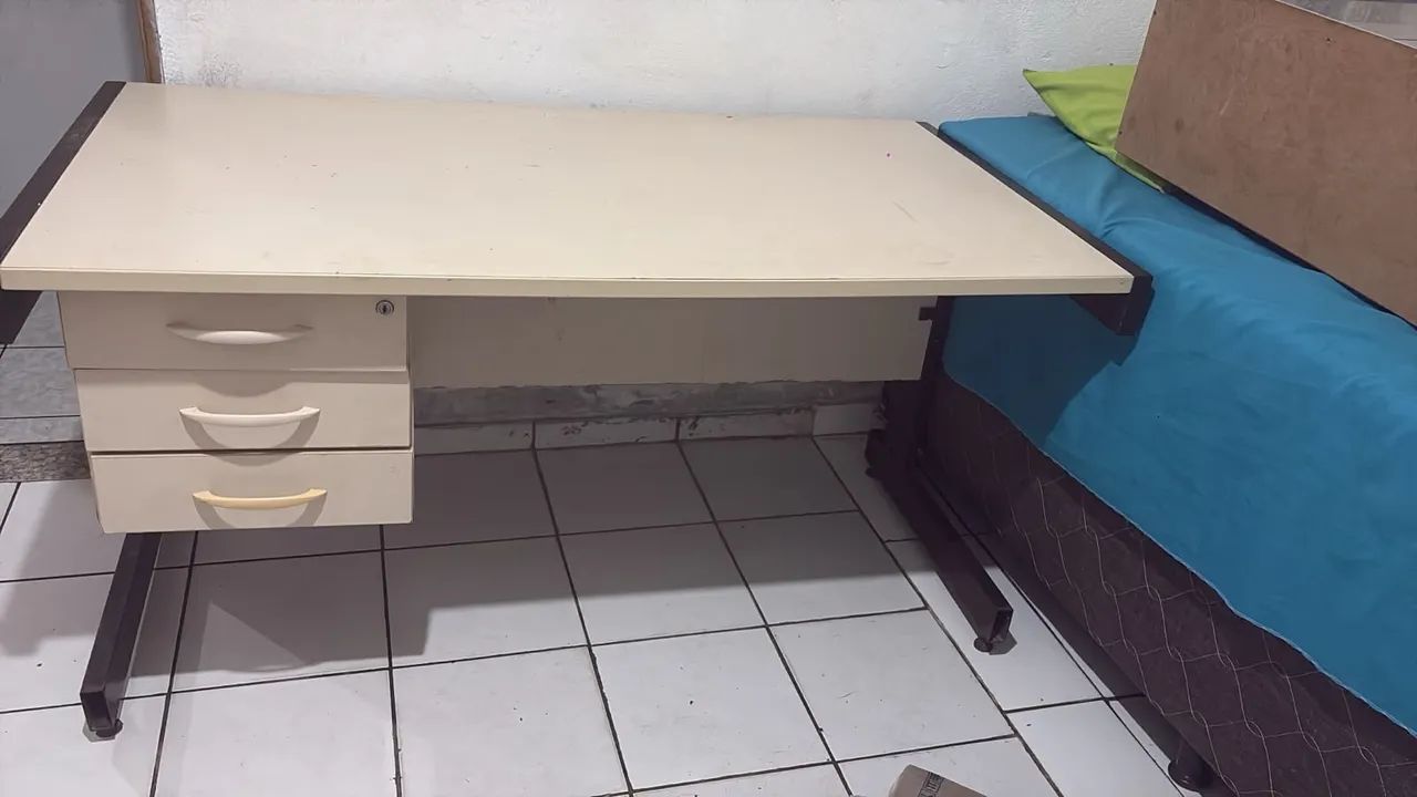 Vende-se uma mesa de escritório 