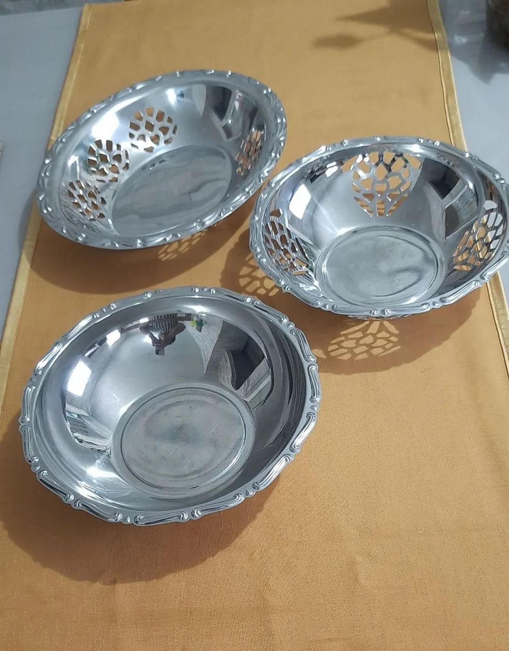 Vendo 3 Tigelas, Farinheira, Açucareiro, Manteigueira, Molheira e em Inox Tramontina. 