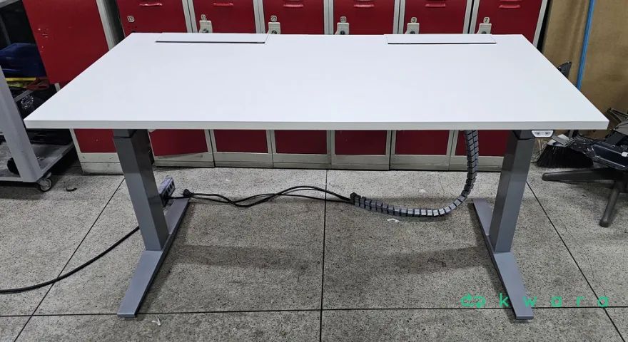 1 Mesa motorizada Herman Miller Nevi