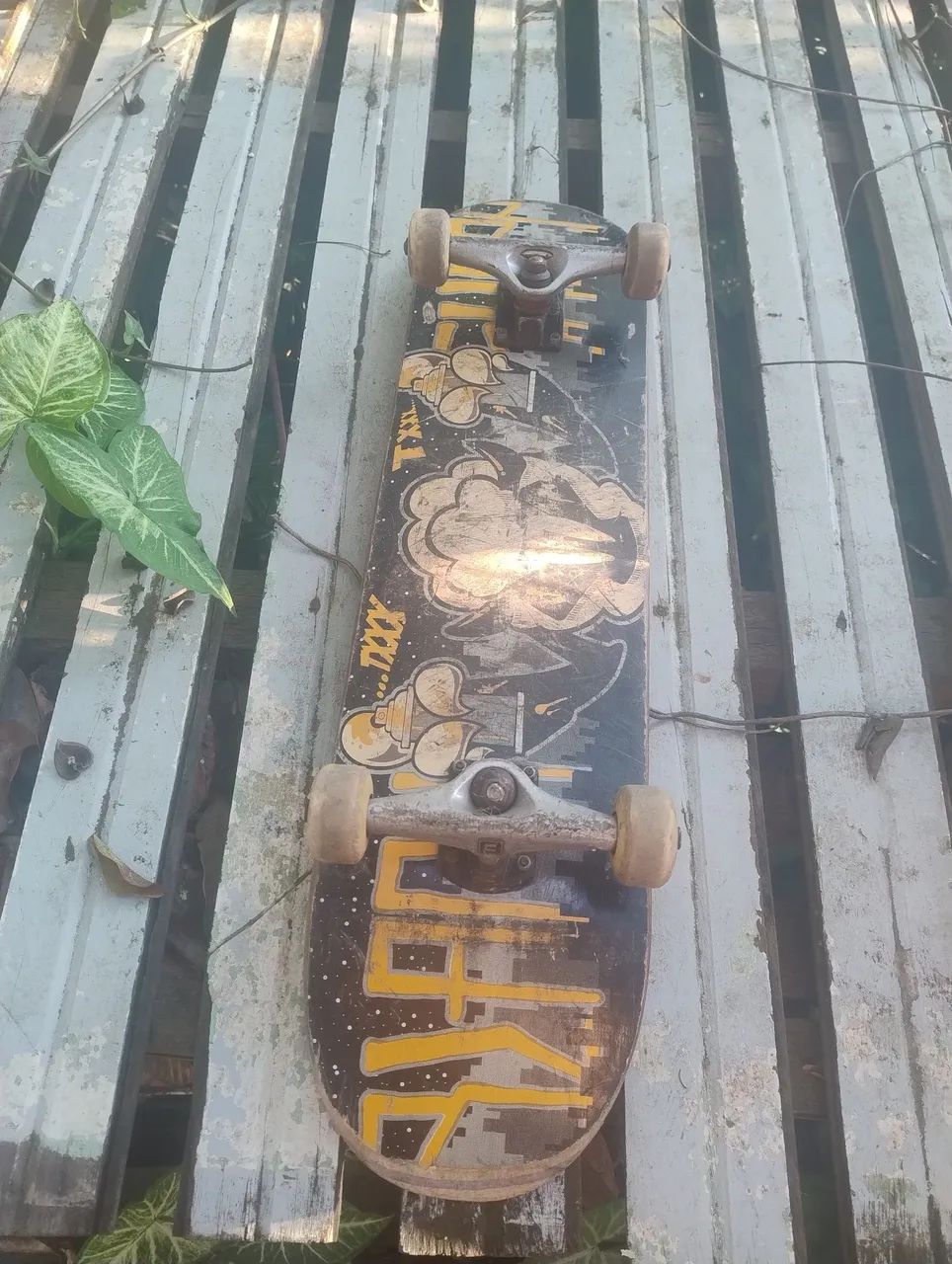 Skate completo e um par de trucks com rolamento abec 12