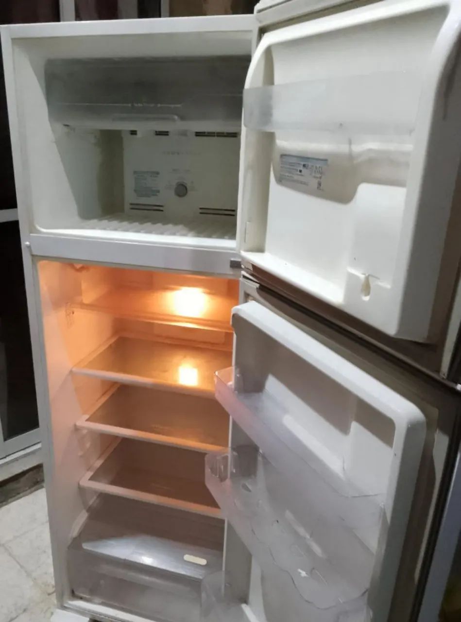 Vendo geladeira funcionando perfeitamente com garantia  - Foto 2