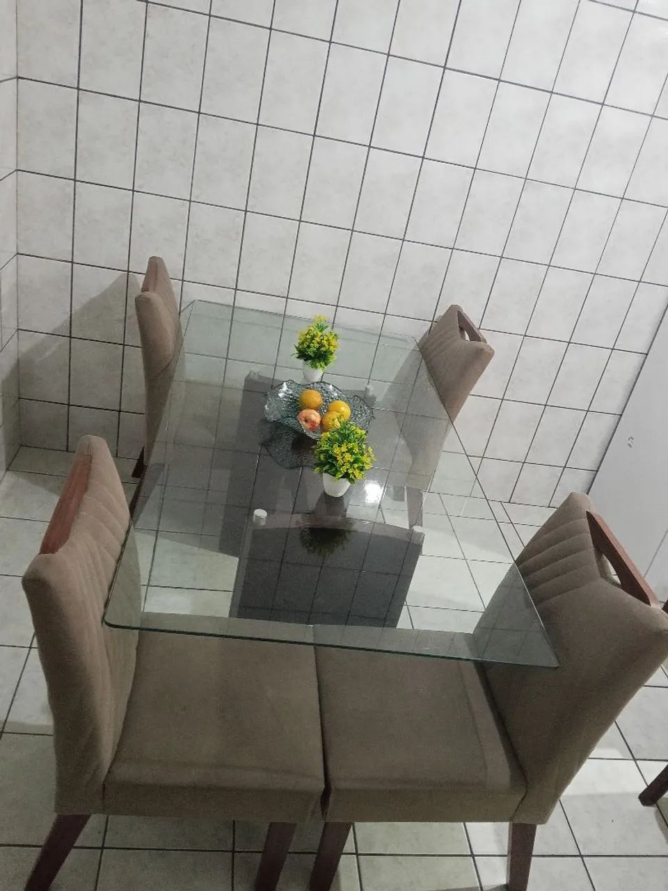 Mesa 4 cadeiras tampa de vidro 