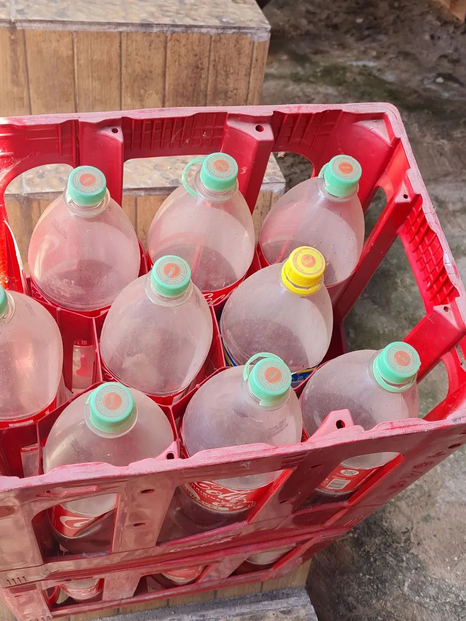Vendo esses vasilhames da coca cola de 2 litros retornáveis  - Foto 3
