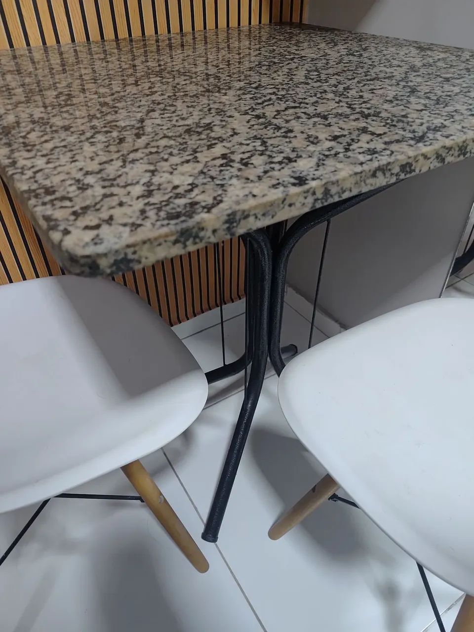 Jogo de Mesa de Granito + 2 Cadeiras Brancas Estilo Eames (Excelente Estado) - Foto 3