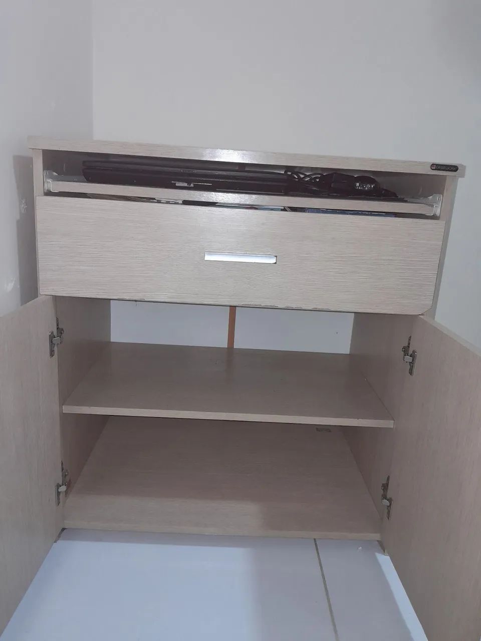 Escrivaninha com gaveta e suporte imbuído para teclado, duas porta com prateleira. - Foto 3