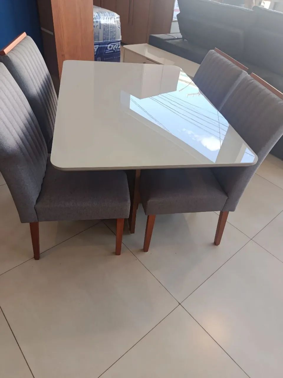 Mesa de jantar com 4 cadeiras
