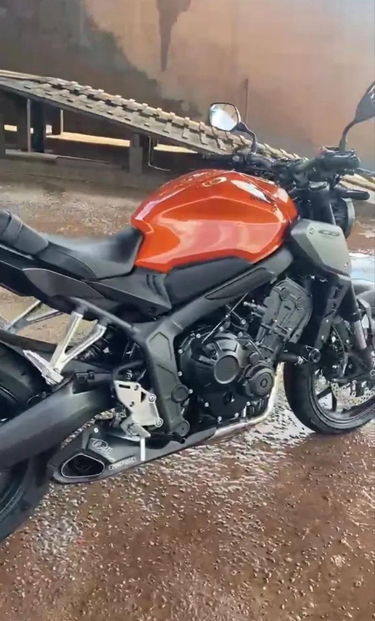 Vende-se Cb 650r 2024 com acessórios, em dias.  - Foto 4