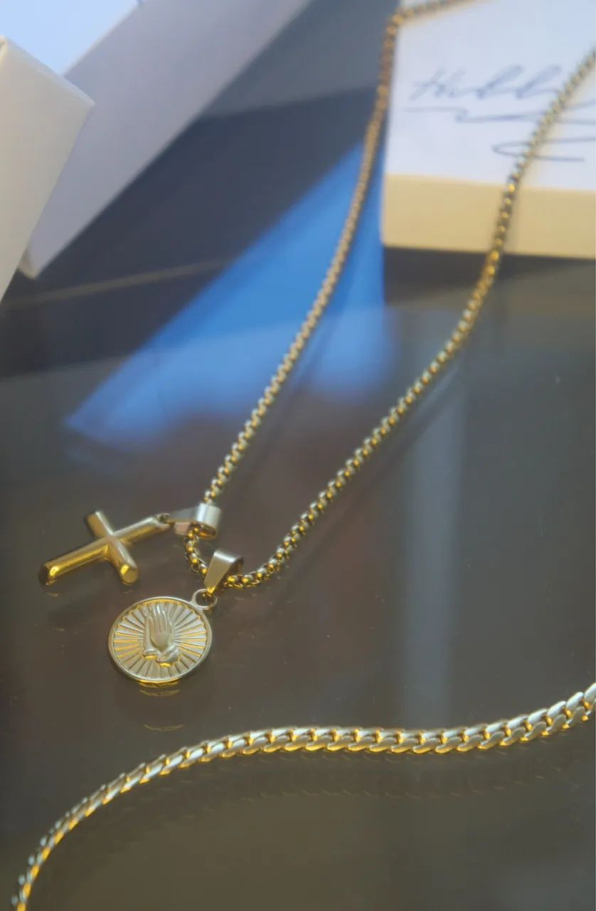 Cordão de aço inox dourado com dois pingentes - Foto 3
