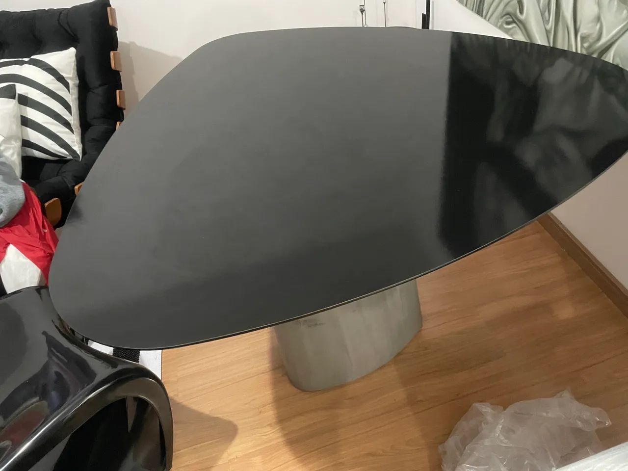 Mesa laca preta com base cimento queimado 
