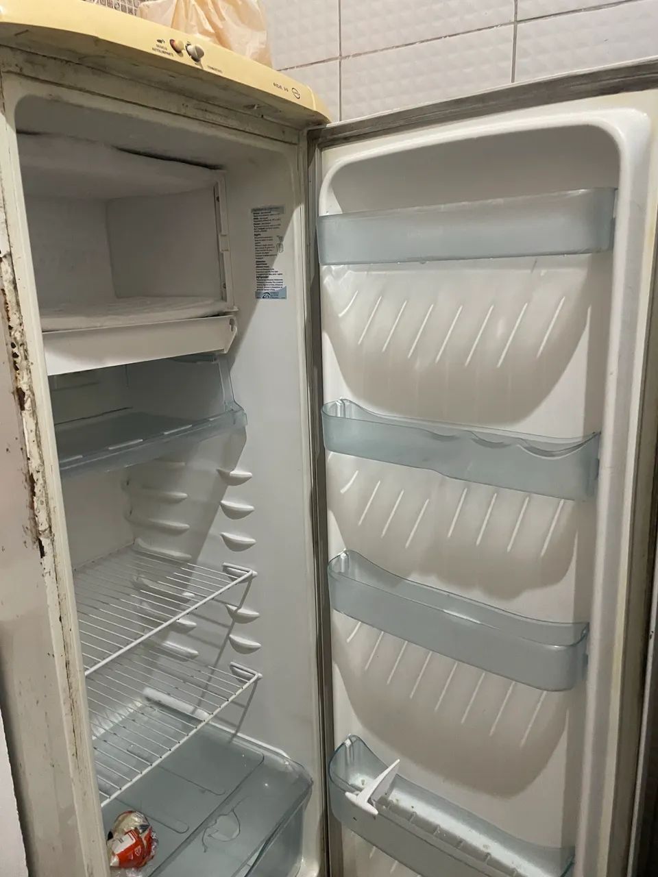 Geladeira gelando super bem ( degelo ainda funciona) vendo ou troco por gelagua  - Foto 2