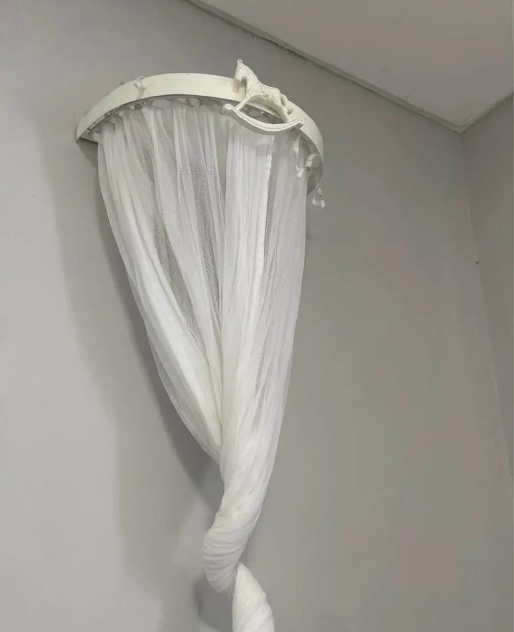 Berço (com colchão ) e dorsel e mosquiteiro  - Foto 4