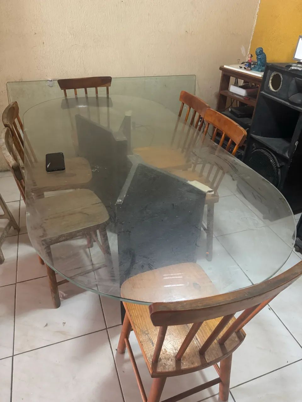 Mesa de 8 lugares com 6 cadeiras de madeira. - Foto 2