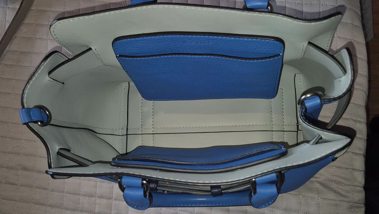 Bolsa Burberry azul com alça longa - Foto 4