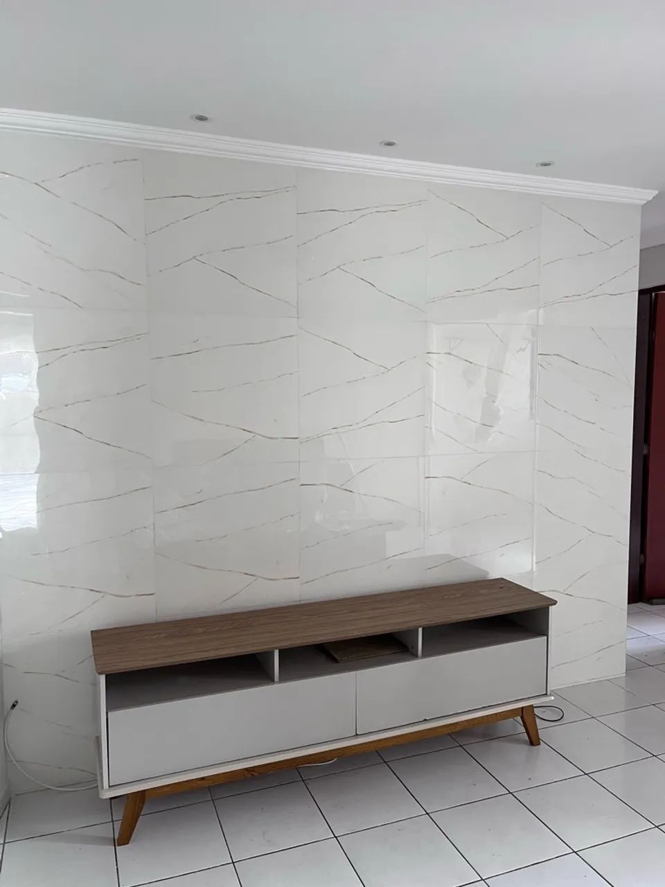 Rack para sala laqueado com pés de madeira