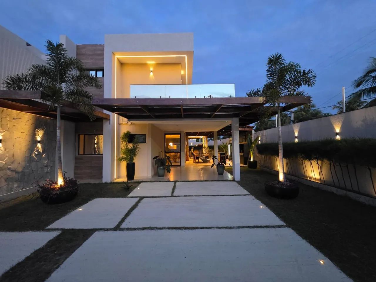 Casa Alto Padrão 4 suítes porteira fechada / Eusébio