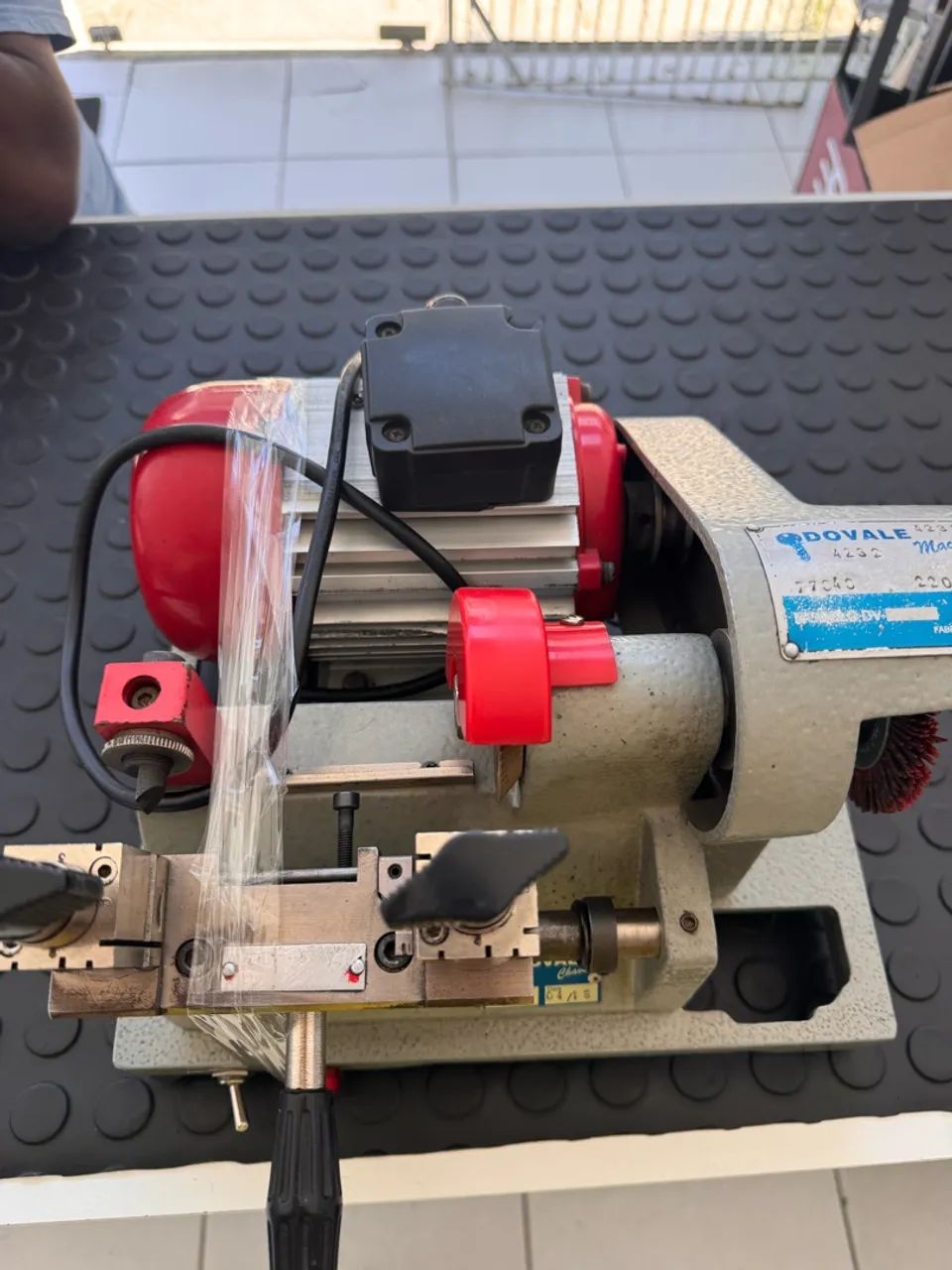 Maquina de cortar chave Yale Dovale 77040 - Foto 2
