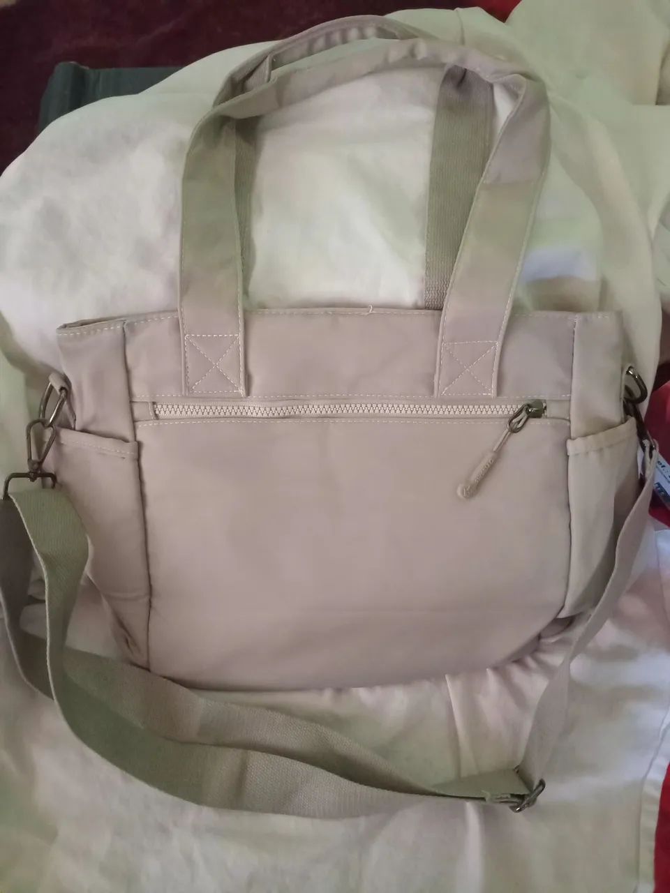 Bolsa feminina cor bege ..70  reais 