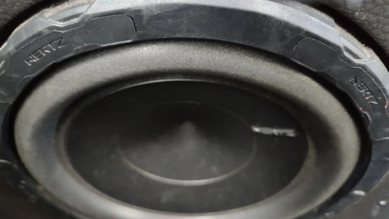 Caixa subwoofer hertz  com amplificador  - Foto 3