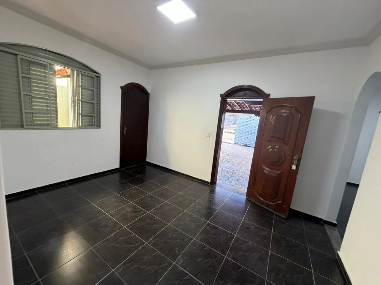 CASA COMERCIAL AMPLA E BEM LOCALIZADA COM VAGA - Foto 3