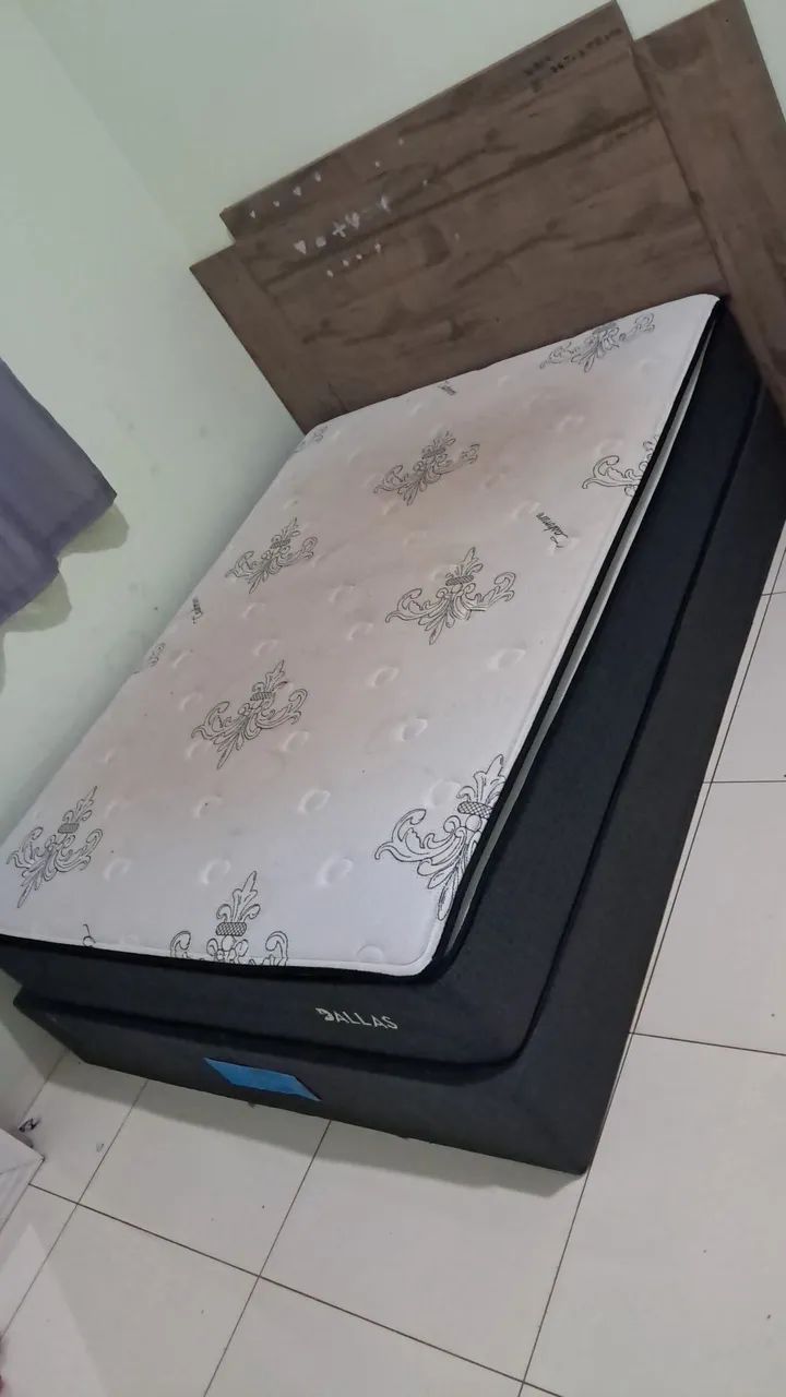 Cama box com colchão e cabeceira de brinde.