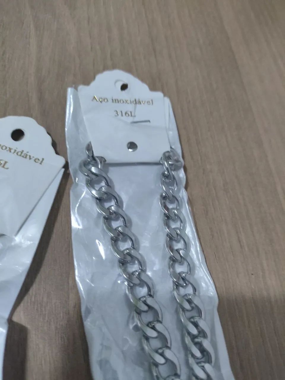 Corrente e pulseira prata.
